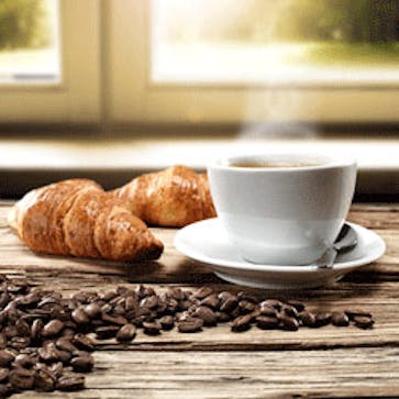 Relájese con una taza de delicioso café de la mejor cafetera